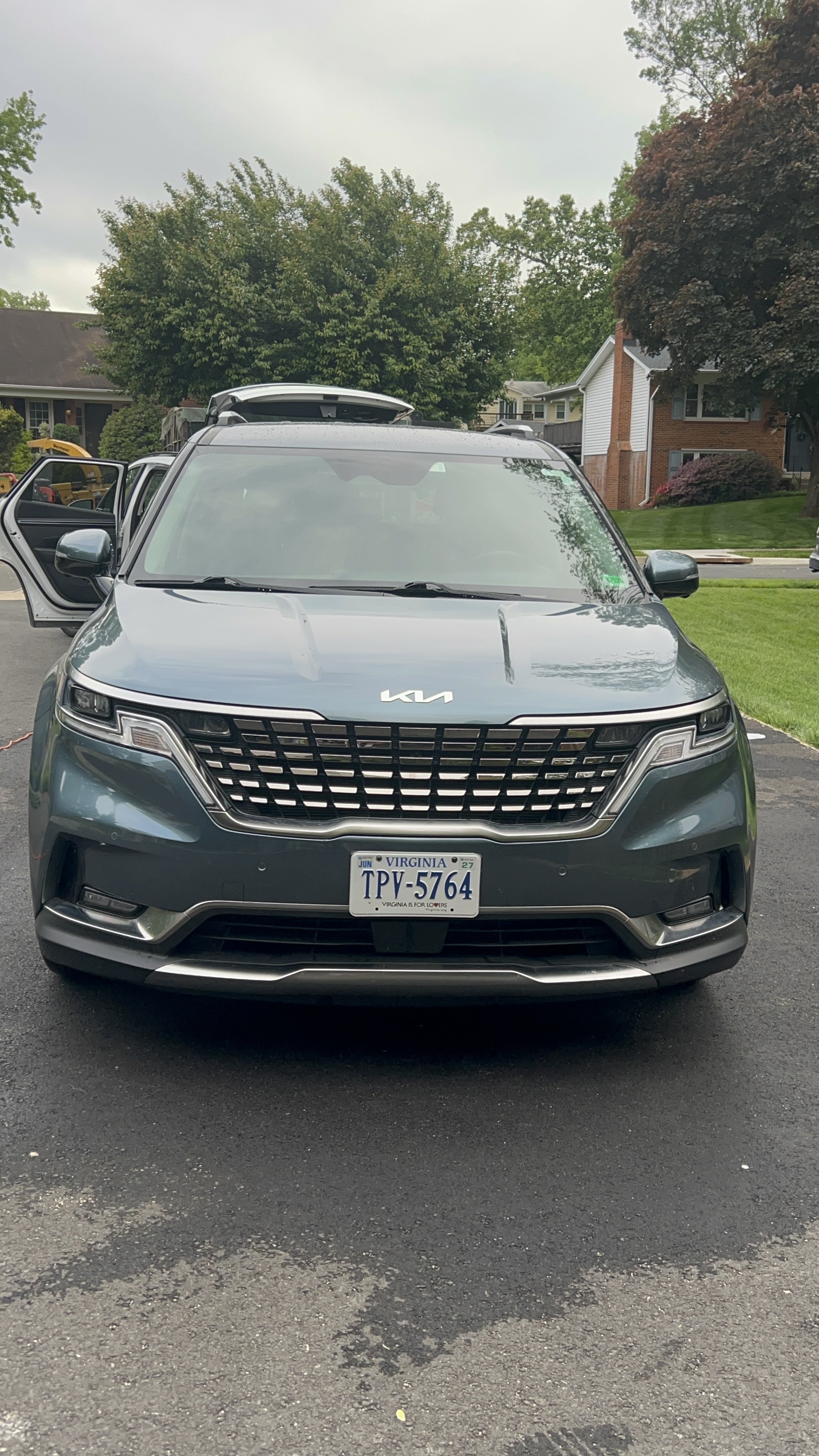 Kia Carnival front detail close-up